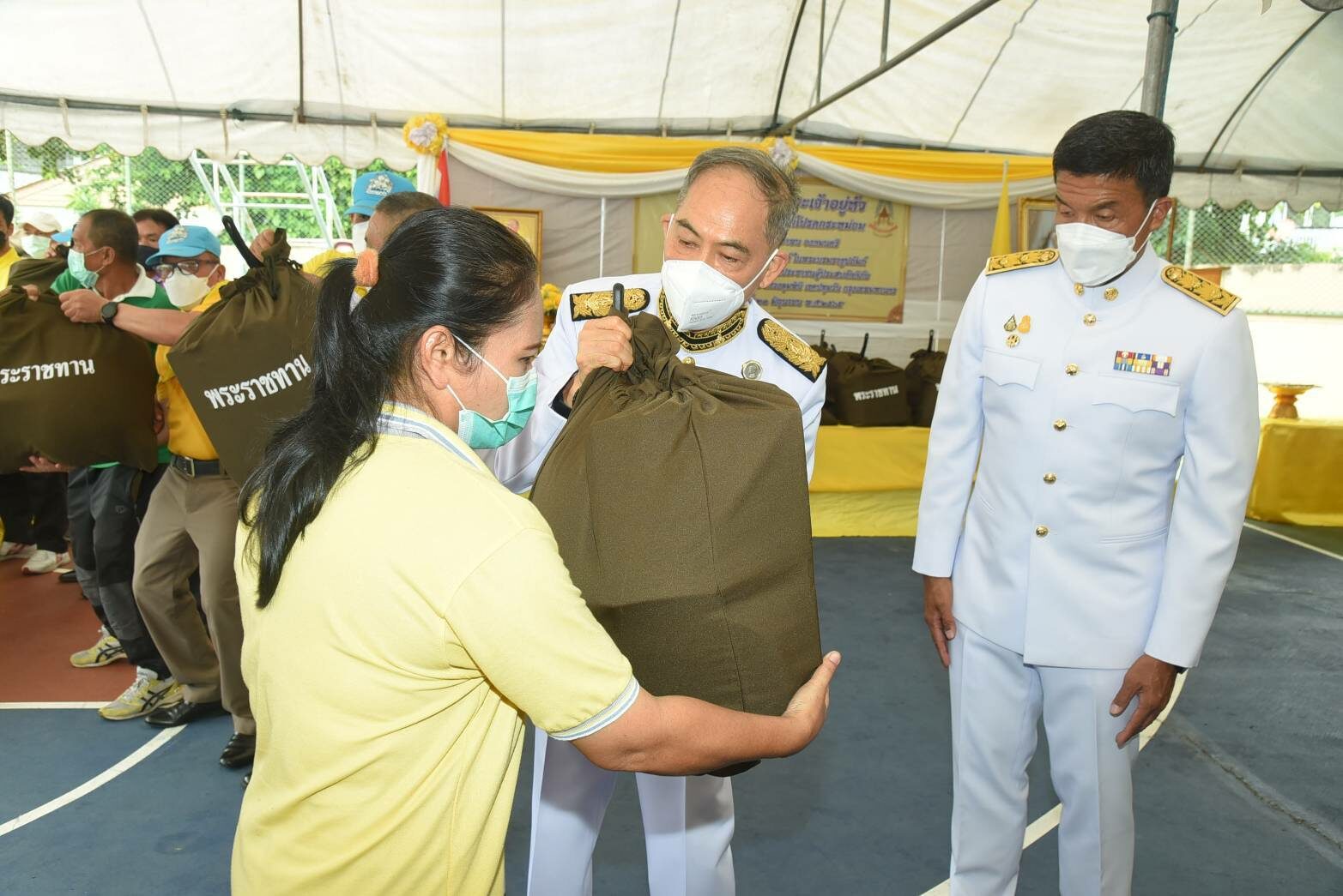 ในหลวง พระราชทานสิ่งของประชาชนผู้ประสบอัคคีภัย ชุมชนบ่อนไก่