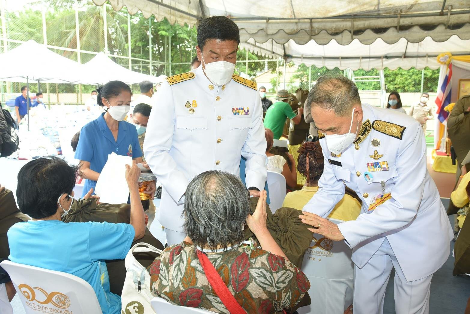 ในหลวง พระราชทานสิ่งของประชาชนผู้ประสบอัคคีภัย ชุมชนบ่อนไก่