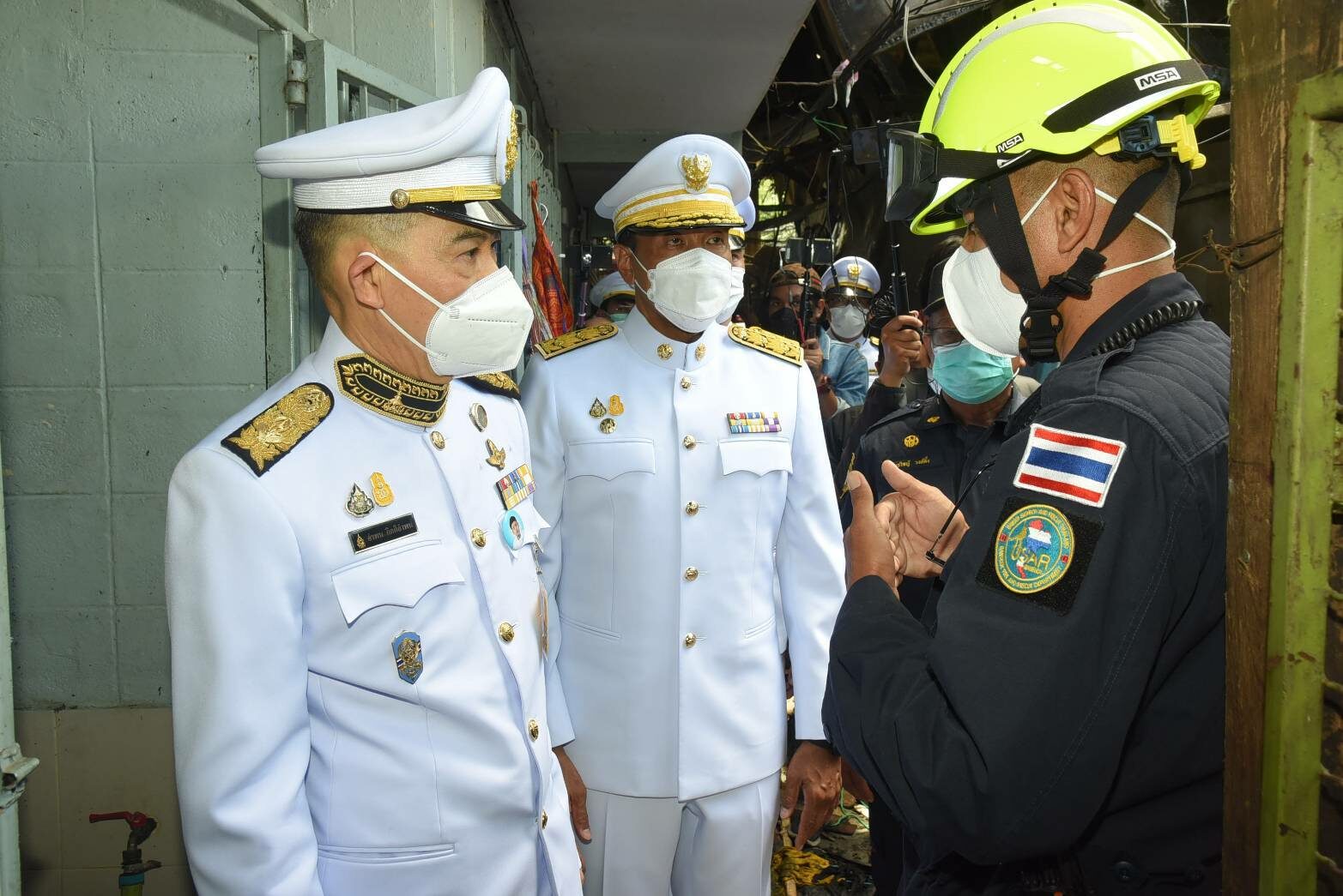 ในหลวง พระราชทานสิ่งของประชาชนผู้ประสบอัคคีภัย ชุมชนบ่อนไก่