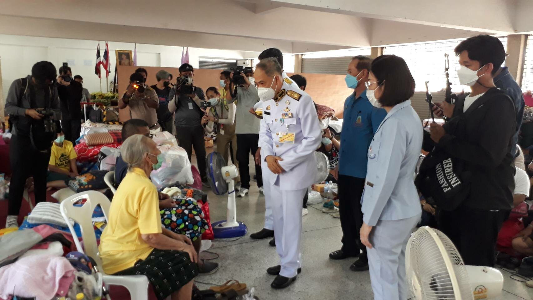 ในหลวง พระราชทานสิ่งของประชาชนผู้ประสบอัคคีภัย ชุมชนบ่อนไก่