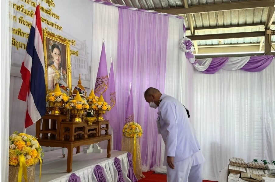 พลอากาศตรี ธีระ เชียงทอง เชิญสิ่งของเครื่องอุปโภคบริโภคพระราชทาน และเวชภัณฑ์ทางการแพทย์พระราชทาน ไปมอบแก่ผู้รับการคุ้มครองในความอุปการะของสถานคุ้มครองและพัฒนาคนพิการบ้านกึ่งวิถี (ชาย) จังหวัดปทุมธานี