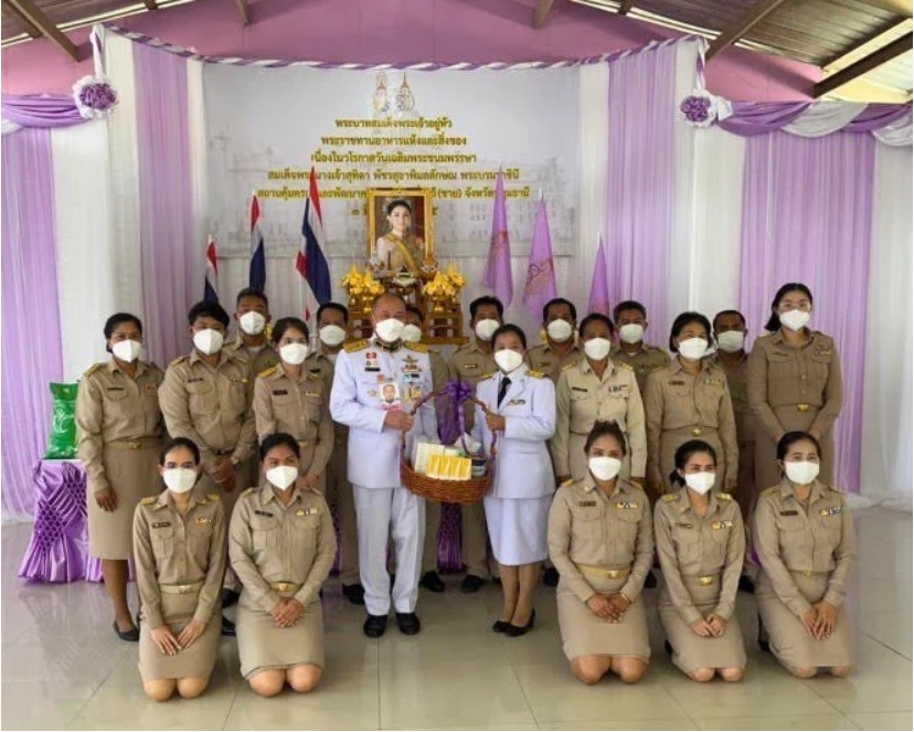 พลอากาศตรี ธีระ เชียงทอง เชิญสิ่งของเครื่องอุปโภคบริโภคพระราชทาน และเวชภัณฑ์ทางการแพทย์พระราชทาน ไปมอบแก่ผู้รับการคุ้มครองในความอุปการะของสถานคุ้มครองและพัฒนาคนพิการบ้านกึ่งวิถี (ชาย) จังหวัดปทุมธานี