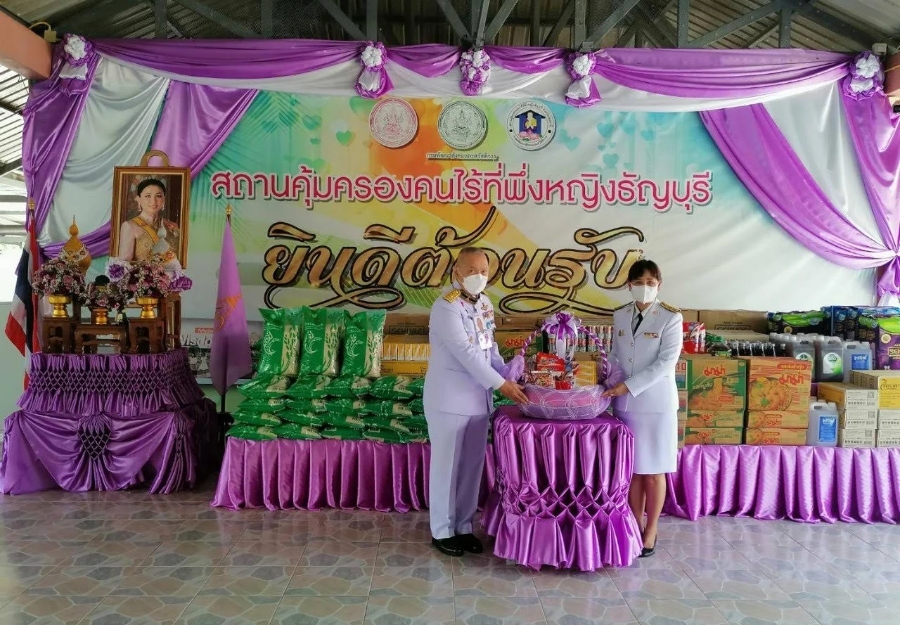 พลอากาศตรี จักรพงษ์ หอมไกรลาศ เชิญสิ่งของเครื่องอุปโภคบริโภคพระราชทาน และเวชภัณฑ์ทางการแพทย์พระราชทาน ไปมอบแก่ผู้ที่อยู่ในความอุปการะของสถานคุ้มครองคนไร้ที่พึ่งหญิงธัญบุรี