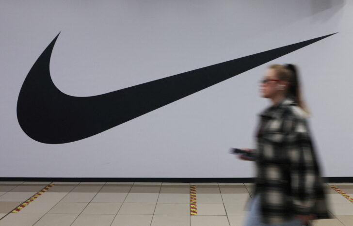 A woman walks past a closed store of Nike in Saint Petersburg ไนกี้ (Nike) ถอนธุรกิจทั้งหมดออกจากรัสเซีย