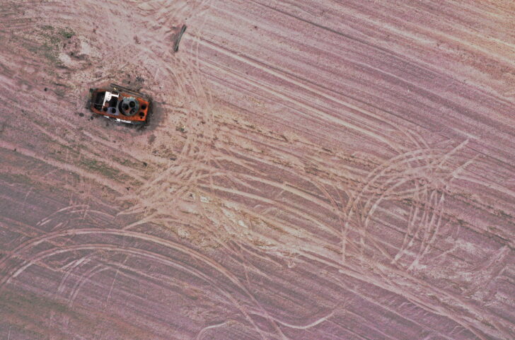 FILE PHOTO: A military vehicle is pictured in a grain field previously mined with explosives in Chernihiv region เปิดข้อจำกัด เงื่อนไข การส่งออกธัญพืชออกจากยูเครน