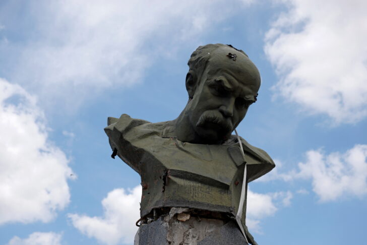 A monument of Ukrainian poet Taras Shevchenko damaged by shelling is pictured in Borodianka ยูเครนใช้เทคโนโลยี 3D อนุรักษ์สถานที่ทางวัฒนธรรมที่ถูกทำลาย