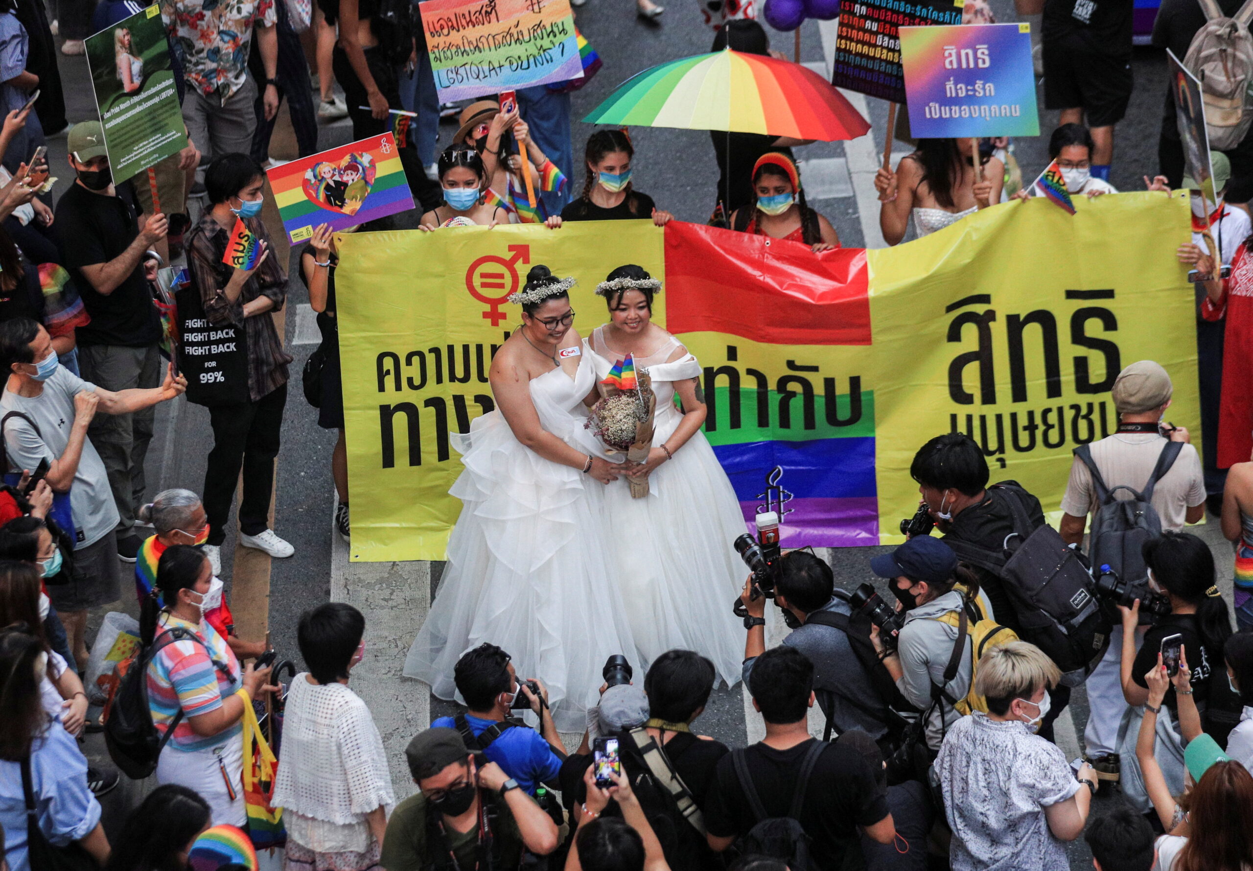 ประชาชนเข้าร่วมขบวนพาเหรด LGBTQ Pride ในกรุงเทพฯ