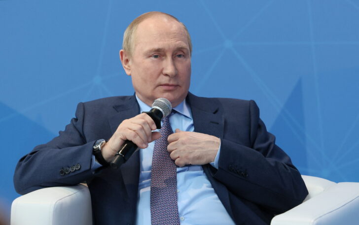 Russia's President Vladimir Putin meets with young entrepreneurs in Moscow ปูตินมั่นใจ ชาติตะวันตกขาดน้ำมัน-ก๊าซรัสเซีย ได้ไม่นาน