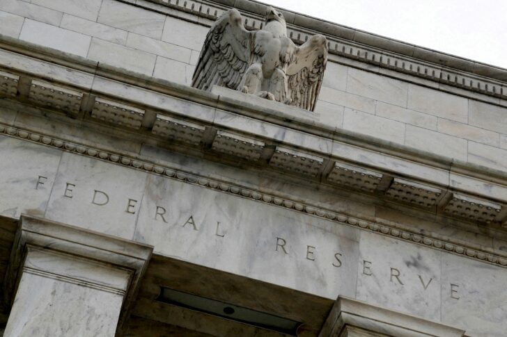 FILE PHOTO: An eagle tops the U.S. Federal Reserve building's facade in Washington FED-ธนาคารกลางสหรัฐ
