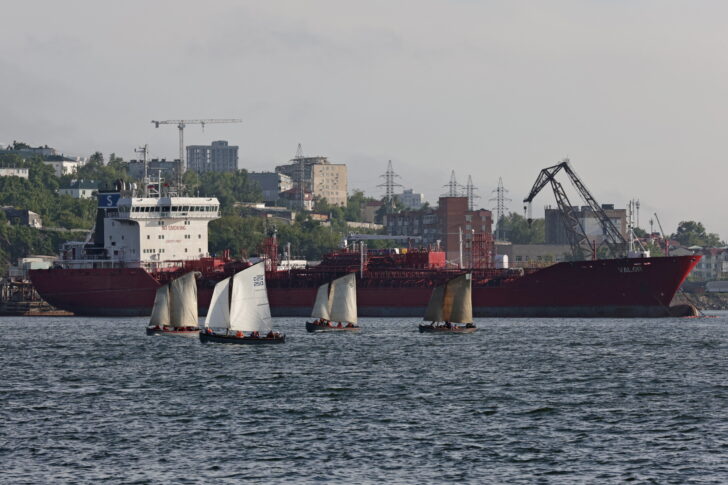 Valor, a chemical and petroleum products tanker, is moored in the far eastern port of Vladivostok อินเดีย-จีน แหล่งรายได้น้ำมันรัสเซีย ?