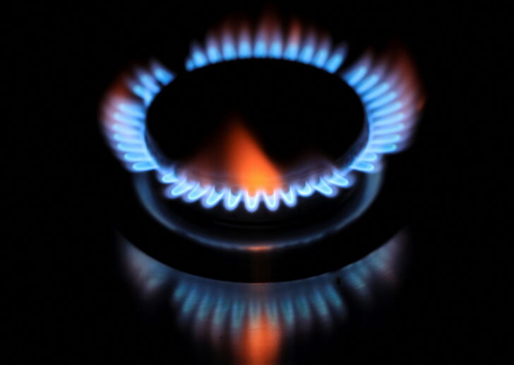 FILE PHOTO: Flames from a gas burner on a cooker are pictured in a private home in Bad Honnef รัสเซียอาจตัดการส่งก๊าซทั้งหมด IEA เตือนยุโรปหาแผนรับมือ