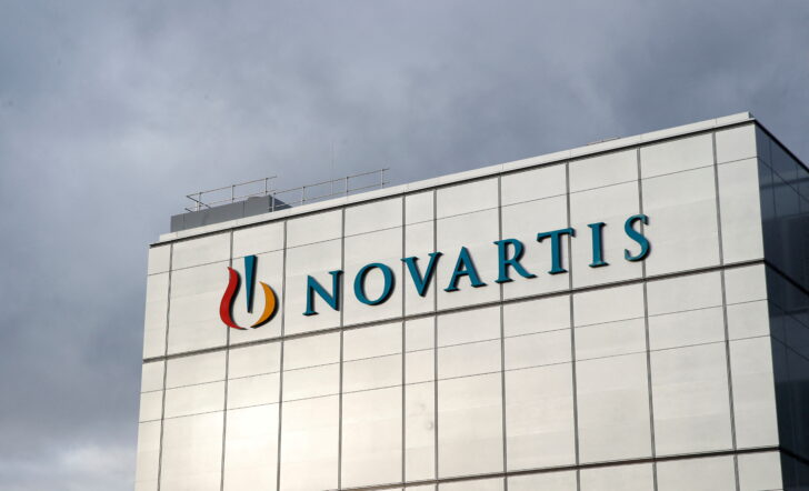 FILE PHOTO: Logo is seen at new factory of Novartis in Stein โนวาร์ติส ปลดพนักงาน 8,000 ตำแหน่งทั่วโลก