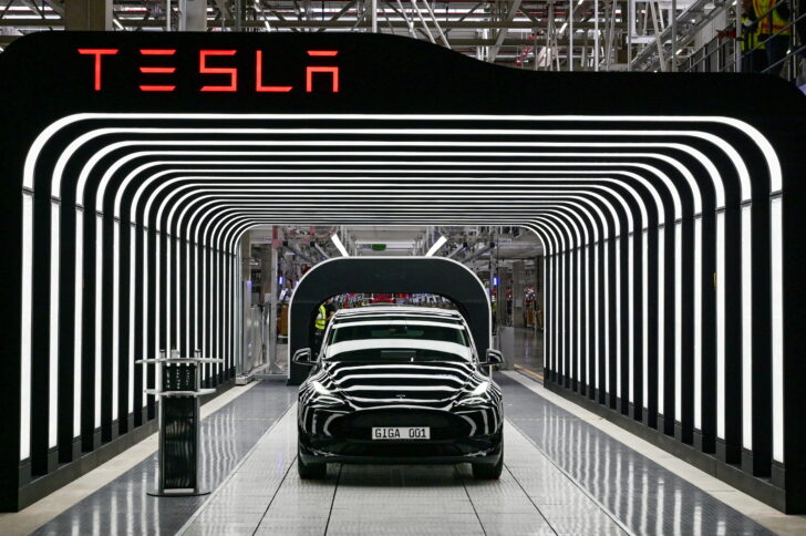 FILE PHOTO: Tesla hands over first cars produced at new plant in Gruenheide เทสลาเลิกจ้างพนักงานเกือบ 200 คน ปิดสำนักงานในแคลิฟอร์เนีย