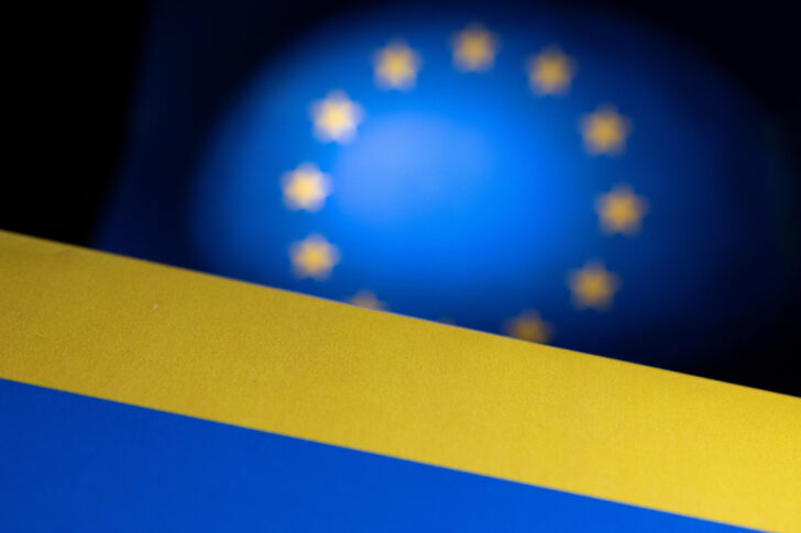 Illustration shows EU and Ukraine flags EU มติเอกฉันท์ ให้สถานะยูเครน เป็นผู้สมัครสมาชิก