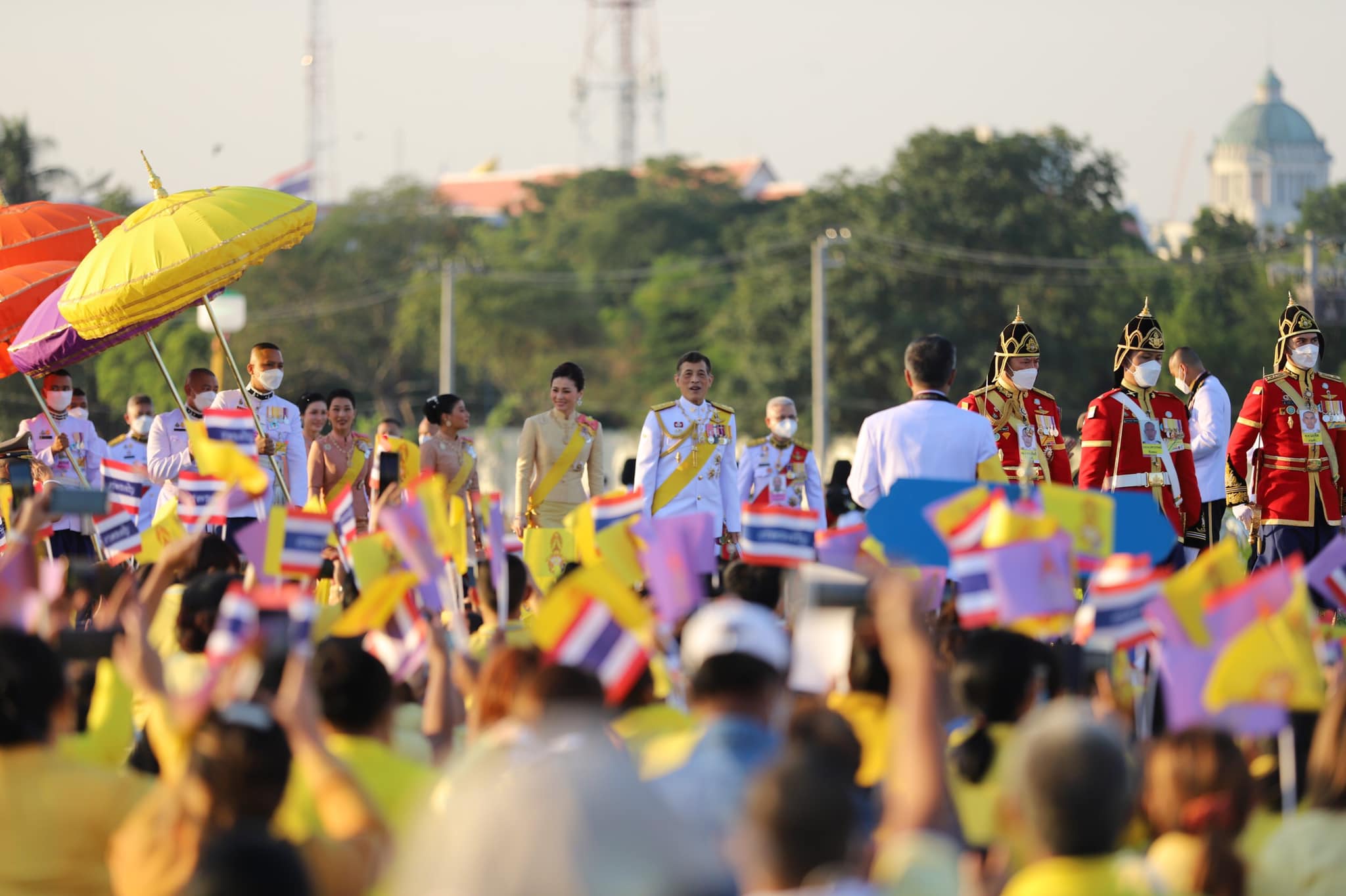 ในหลวง พระราชินี พระราชทานสิ่งของอุปกรณ์และเวชภัณฑ์ทางการแพทย์