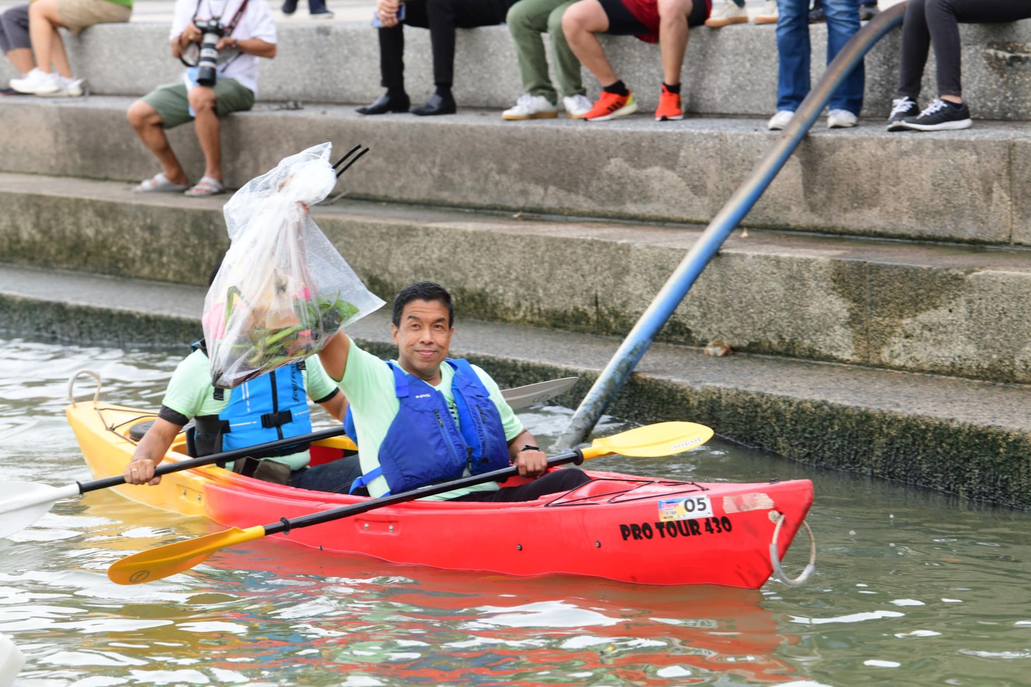 ชัชชาติ พายเรือคายัคเก็บขยะในแม่น้ำเจ้าพระยา ในวันสิ่งแวดล้อมโลก