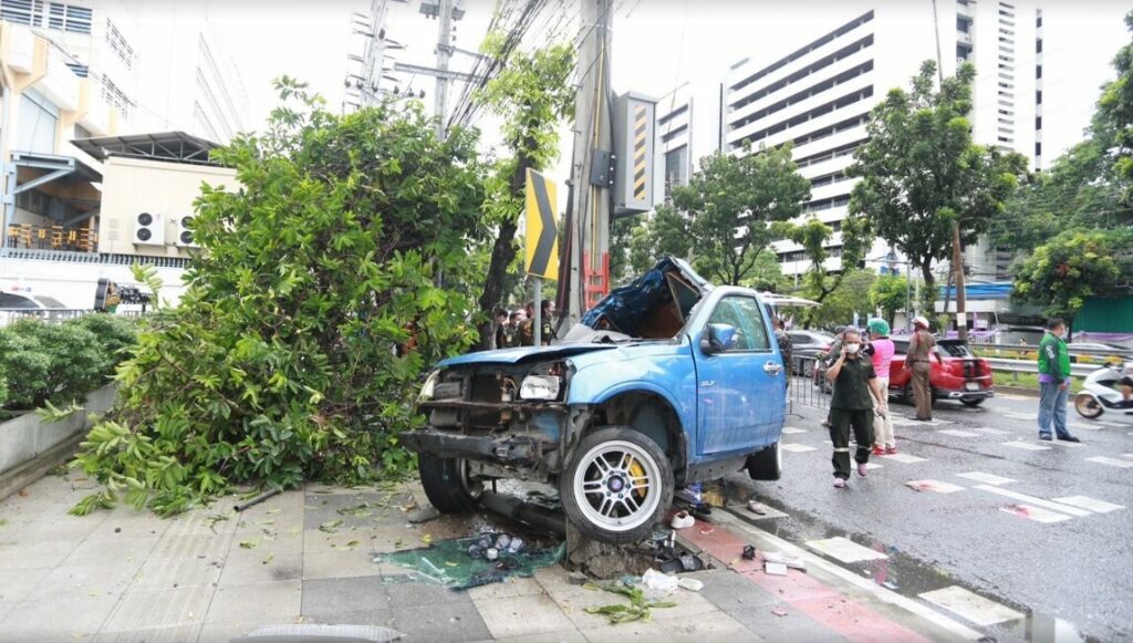 ชัชชาติลงพื้นที่โค้งศาลอาญารัชดา หลังกระบะชนเสาไฟฟ้า 5 ศพ