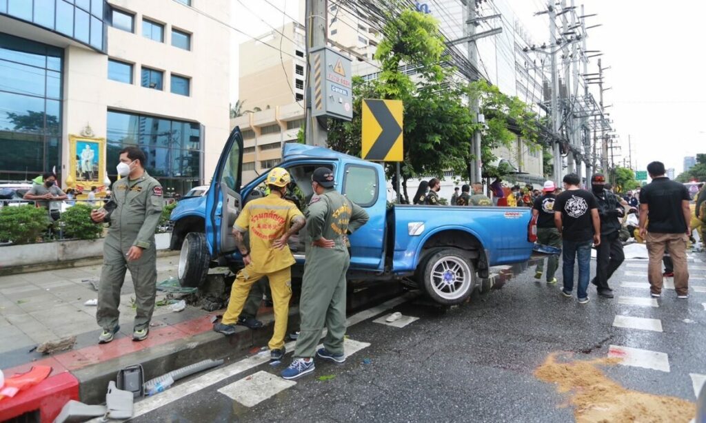 ชัชชาติลงพื้นที่โค้งศาลอาญารัชดา หลังกระบะชนเสาไฟฟ้า 5 ศพ