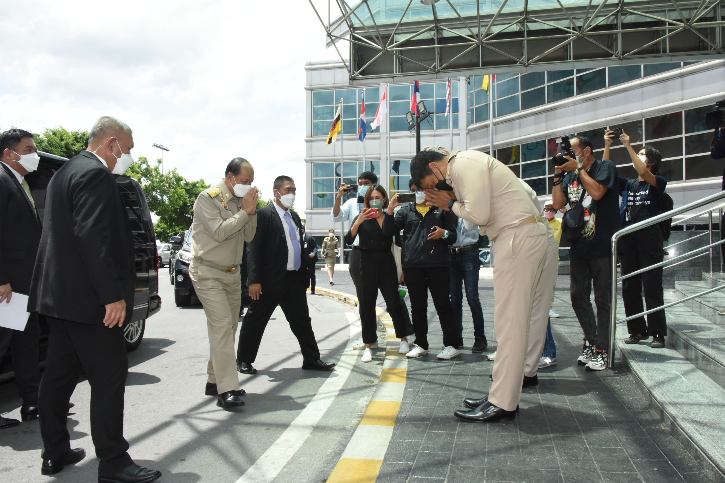 ชัชชาติ บิ๊กป๊อก เปิดสภา กทม. “วิรัตน์ มีนชัยนันท์” เพื่อไทย นั่งประธานสภา