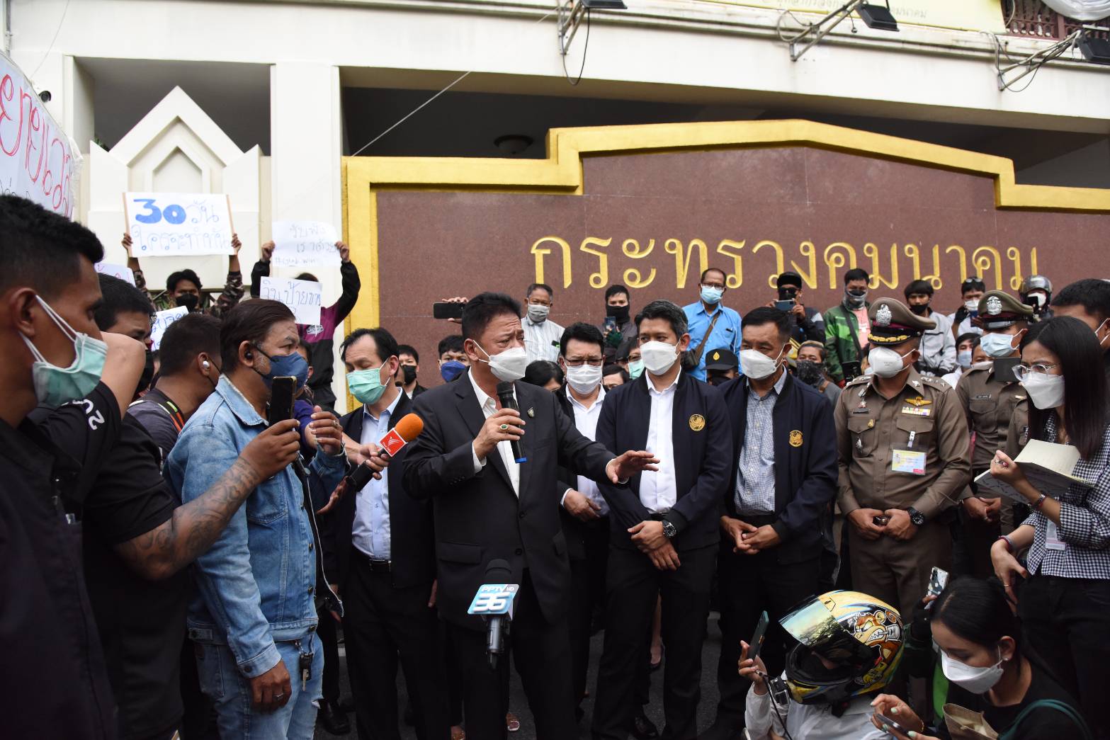 GrabBike วอนคมนาคมช่วยเหลือ หลังขนส่งทางบกสั่งยุติให้บริการ