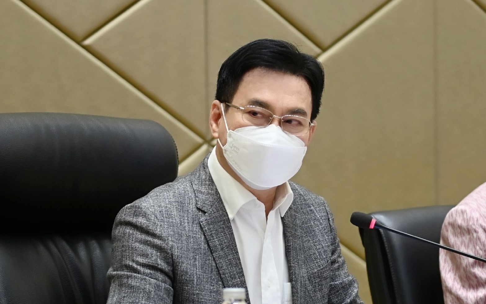 จุรินทร์ ย้ำ ค่าการกลั่นน้ำมันเป็นเรื่องกระทรวงพลังงาน