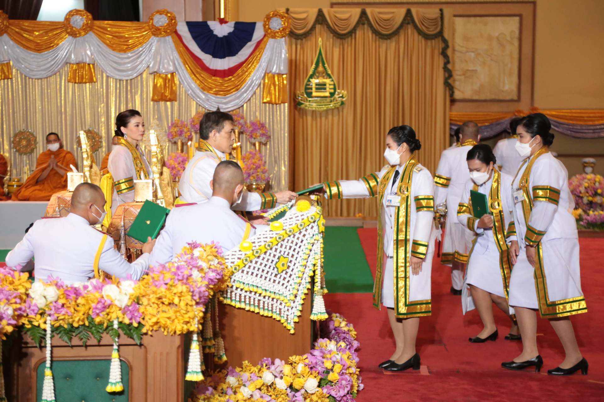 ในหลวง พระราชินี พระราชทานปริญญาบัตรแก่ผู้สำเร็จการศึกษา มสธ.