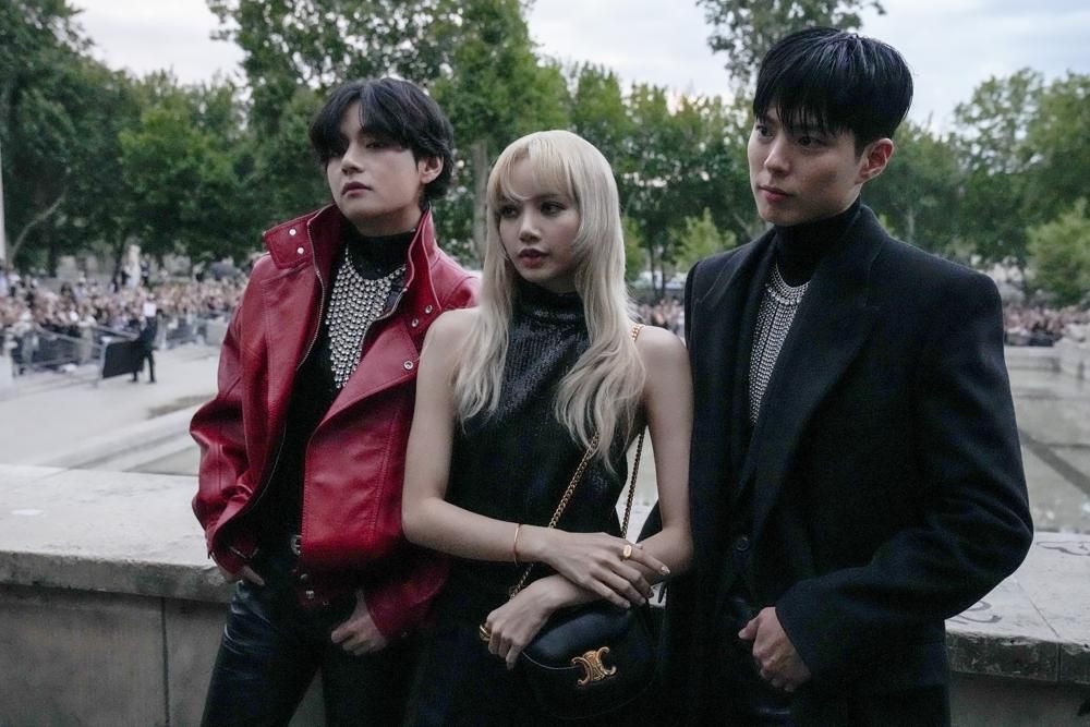 “ลิซ่า-วี BTS-พัคโบกอม” ร่วมงานแฟชั่นโชว์ Celine Men’s Summer 2023