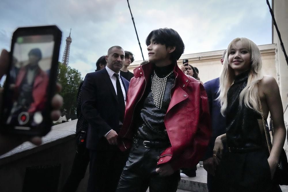 “ลิซ่า-วี BTS-พัคโบกอม” ร่วมงานแฟชั่นโชว์ Celine Men’s Summer 2023