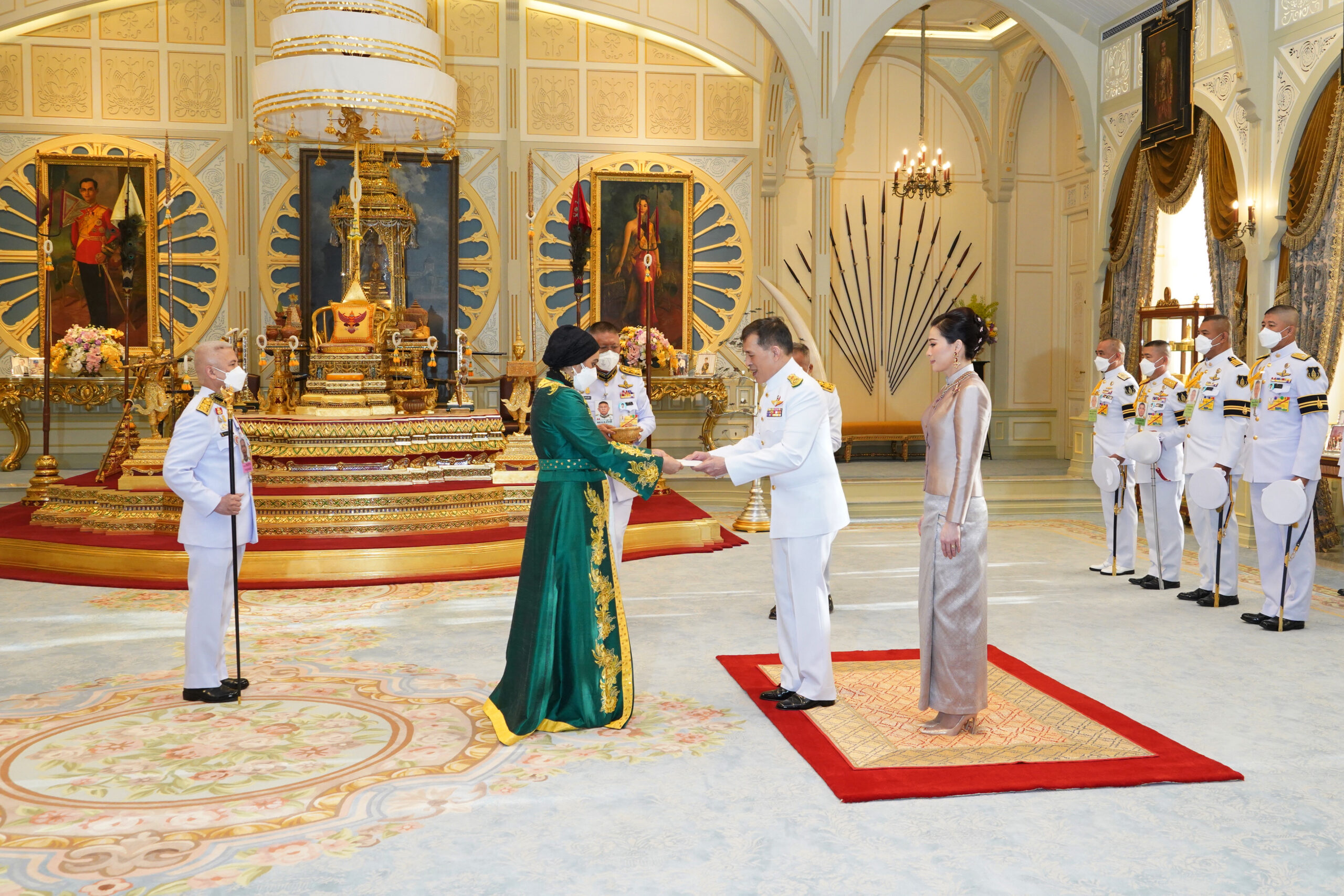 ในหลวง พระราชินี พระราชทานวโรกาสให้คณะทูตถวายพระราชสาส์นและอักษรสาส์นตราตั้ง