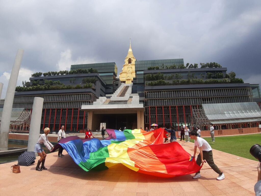 กลุ่มเฟมินิสม์ปลดแอก บุกสภา ทำกิจกรรมเชิงสัญลักษณ์ เพื่อแสดงออกปกป้องร่างกฎหมายสมรสเท่าเทียม