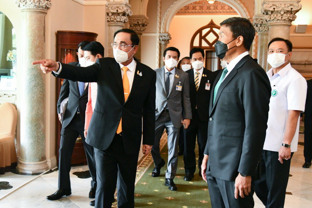 พล.อ.ประยุทธ์ จันทร์โอชา นายกรัฐมนตรี และรัฐมนตรีว่าการกระทรวงกลาโหม รับไหว้นายชัชชาติ สิทธิพันธุ์ ผู้ว่าราชการกรุงเทพมหานคร