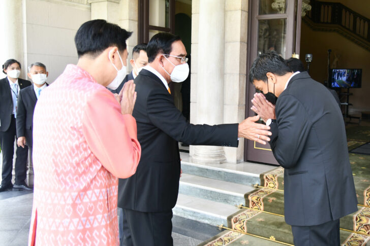พล.อ.ประยุทธ์ จันทร์โอชา นายกรัฐมนตรี และรัฐมนตรีว่าการกระทรวงกลาโหม นายชัชชาติ สิทธิพันธุ์ ผู้ว่าราชการกรุงเทพมหานคร (PHOTO : THAI ROYAL GOVERNMENT /)พล.อ.ประยุทธ์ จันทร์โอชา นายกรัฐมนตรี และรัฐมนตรีว่าการกระทรวงกลาโหม นายชัชชาติ สิทธิพันธุ์ ผู้ว่าราชการกรุงเทพมหานคร (PHOTO : THAI ROYAL GOVERNMENT /) พล.อ.ประยุทธ์ จันทร์โอชา นายกรัฐมนตรี และรัฐมนตรีว่าการกระทรวงกลาโหม รับไหว้นายชัชชาติ สิทธิพันธุ์ ผู้ว่าราชการกรุงเทพมหานคร