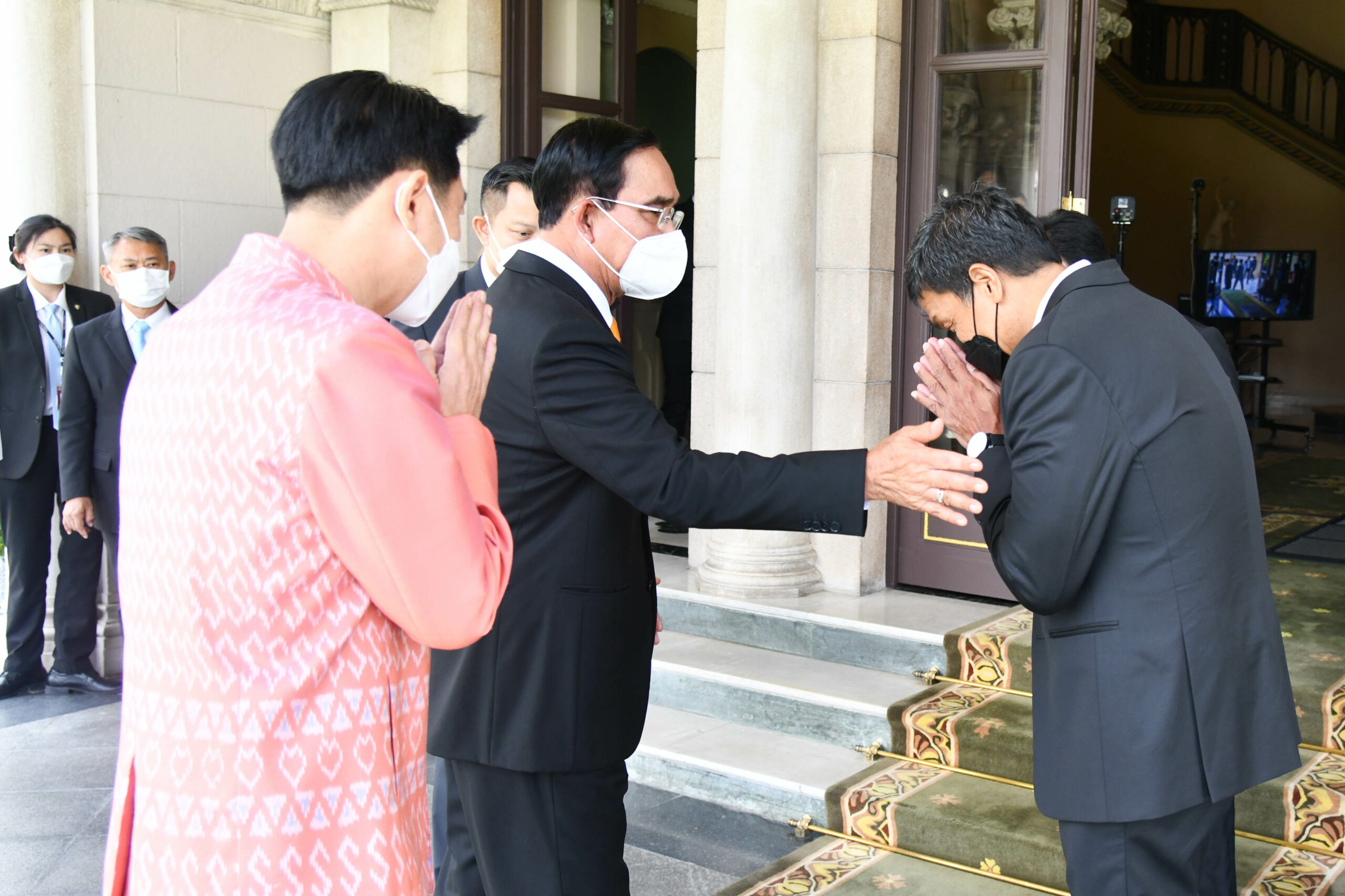 พล.อ.ประยุทธ์ จันทร์โอชา นายกรัฐมนตรี และรัฐมนตรีว่าการกระทรวงกลาโหม รับไหว้นายชัชชาติ สิทธิพันธุ์ ผู้ว่าราชการกรุงเทพมหานคร