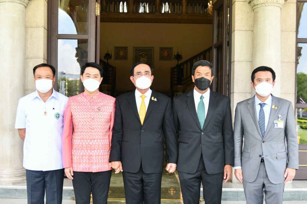 พล.อ.ประยุทธ์ จันทร์โอชา นายกรัฐมนตรี และรัฐมนตรีว่าการกระทรวงกลาโหม รับไหว้นายชัชชาติ สิทธิพันธุ์ ผู้ว่าราชการกรุงเทพมหานคร
