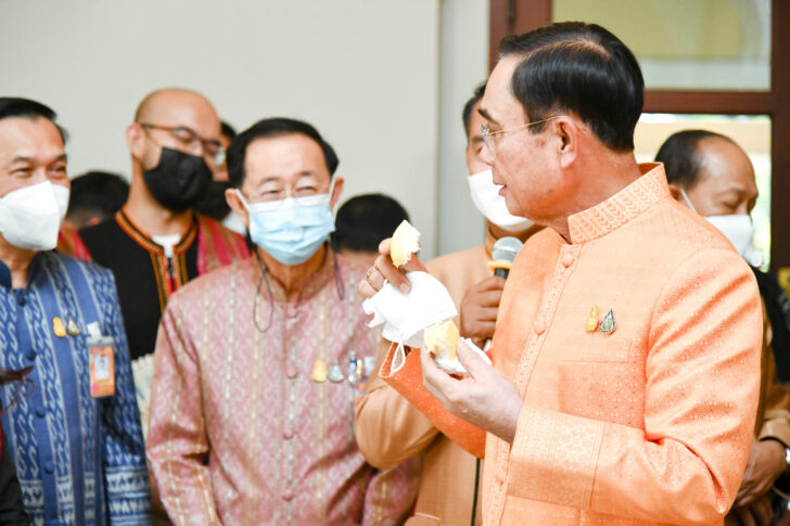 พล.อ.ประยุทธ์ จันทร์โอชา นายกรัฐมนตรีและรัฐมนตรีว่ากระทรวงกลาโหม พล.อ.ประยุทธ์ จันทร์โอชา นายกรัฐมนตรีและรัฐมนตรีว่ากระทรวงกลาโหม