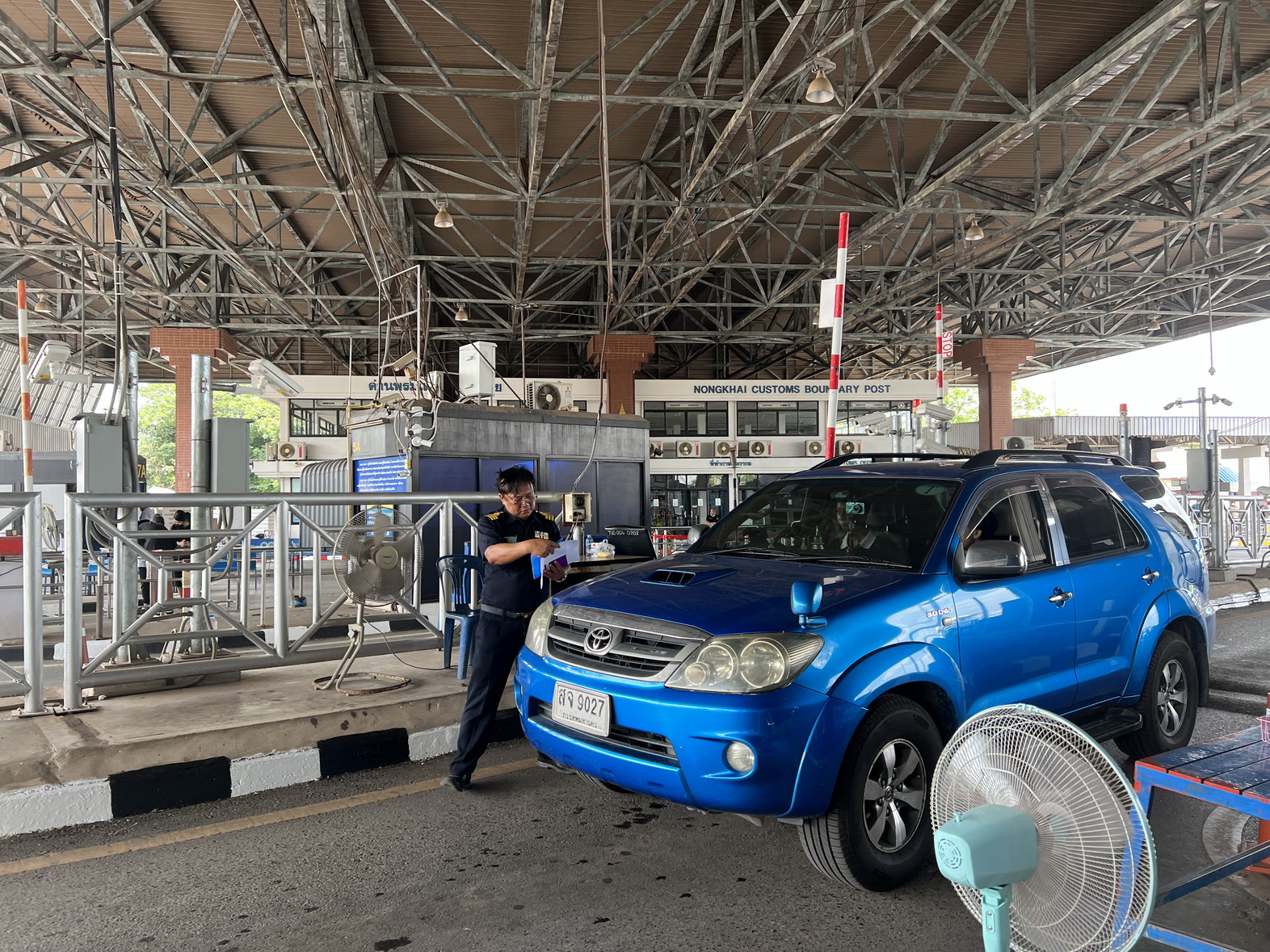ด่านหนองคายคึกคักต่อเนื่อง ศุลกากรคุมเข้มค้าน้ำมันข้ามแดน