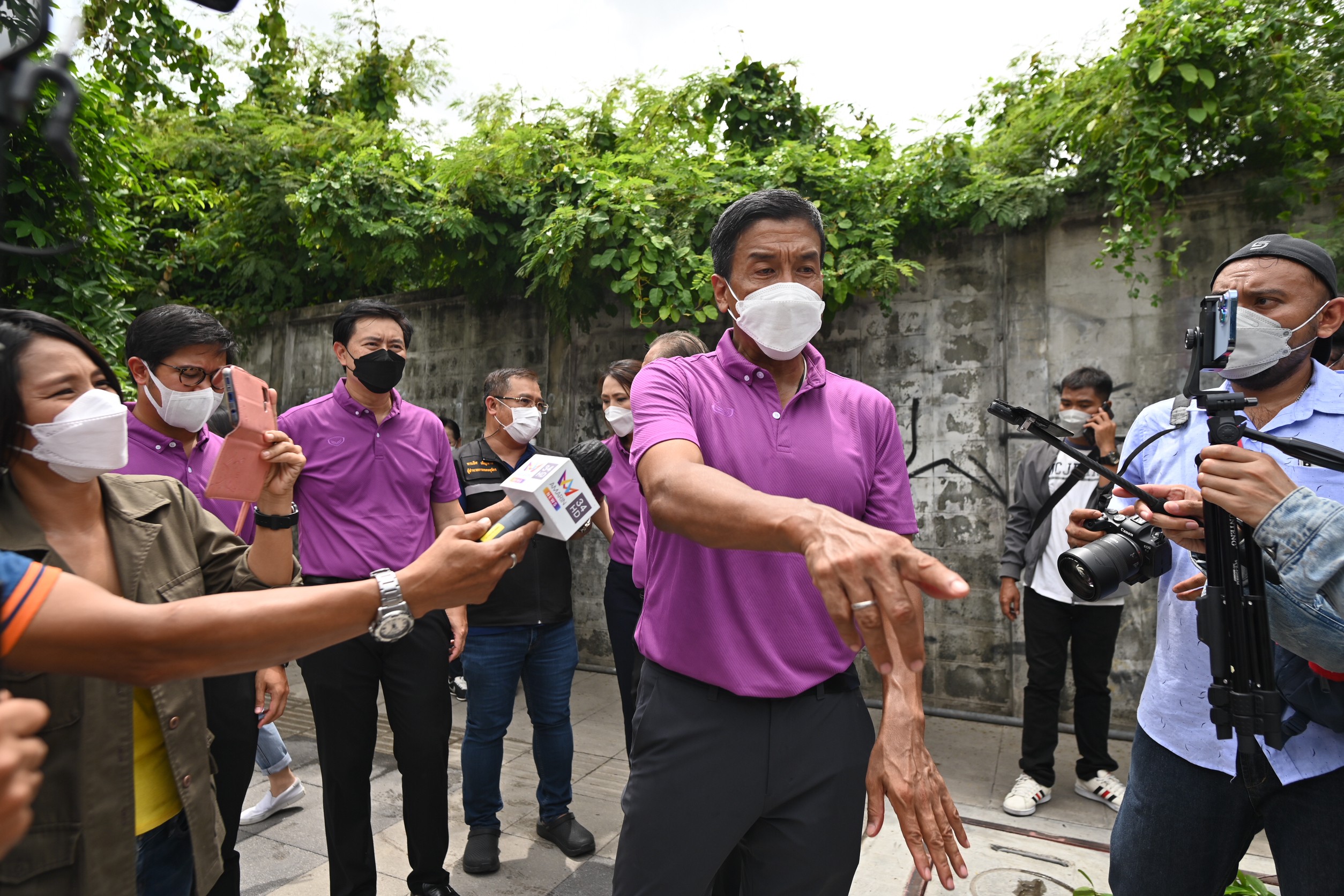 ชัชชาติลงพื้นที่โค้งศาลอาญารัชดา หลังกระบะชนเสาไฟฟ้า 5 ศพ