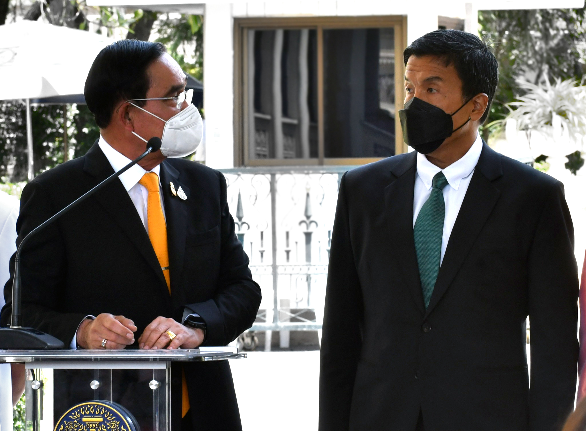 พล.อ.ประยุทธ์ จันทร์โอชา นายกรัฐมนตรี และรัฐมนตรีว่าการกระทรวงกลาโหม นายชัชชาติ สิทธิพันธุ์ ผู้ว่าราชการกรุงเทพมหานคร