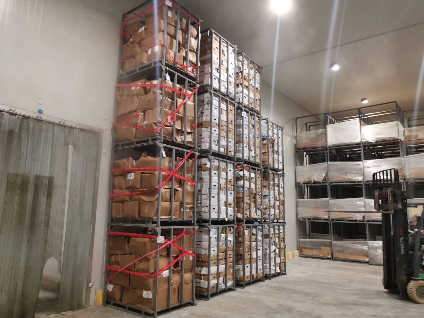 ซุกเนื้อหมูเถื่อนกลางเมืองนครปฐม อายัดทันที 59 ตัน