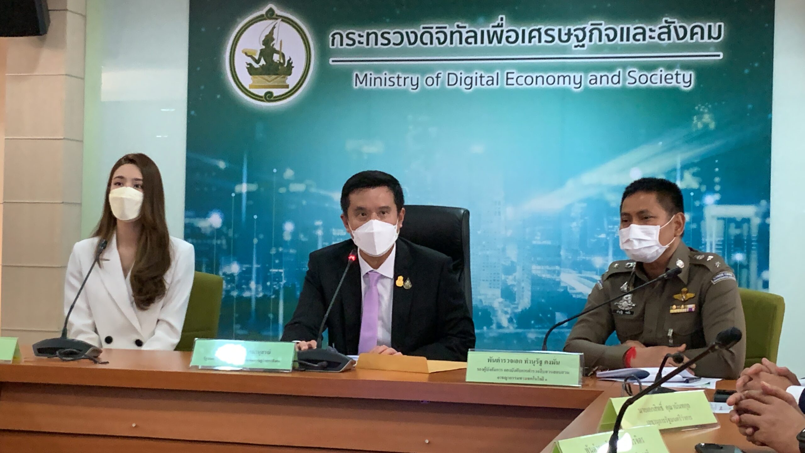 นางเอกเกรซ ร้องถูกแอบอ้างปลอมเพจลวงเงิน-รมต.ดีอีเตือนแฟนคลับดาราสังเกตเพจดี ๆ