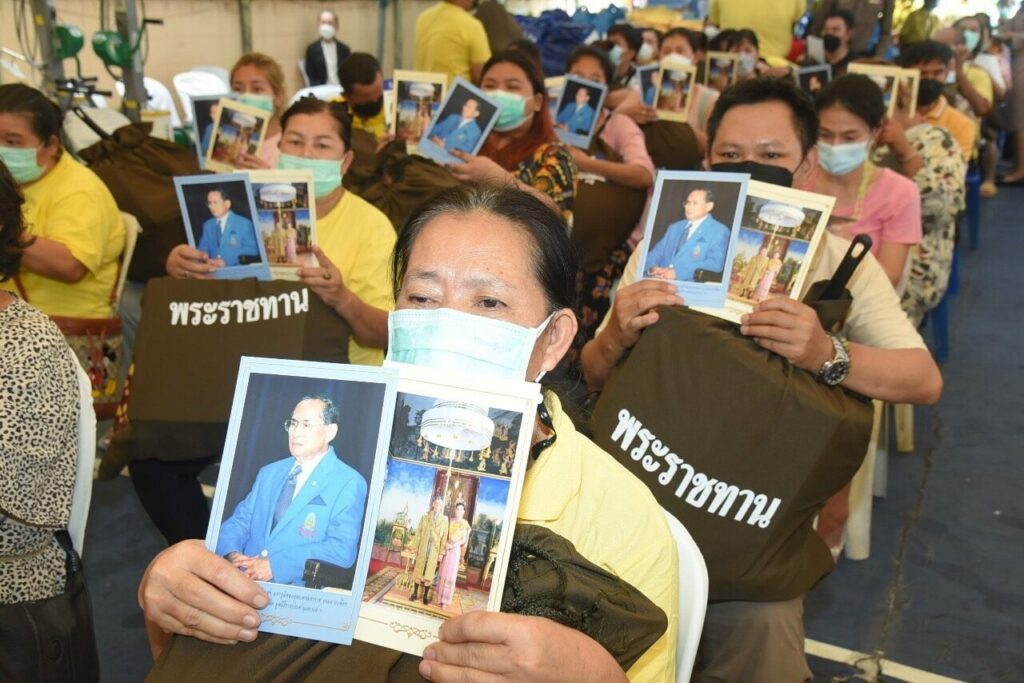 ในหลวง พระราชทานสิ่งของประชาชนผู้ประสบอัคคีภัย ชุมชนบ่อนไก่