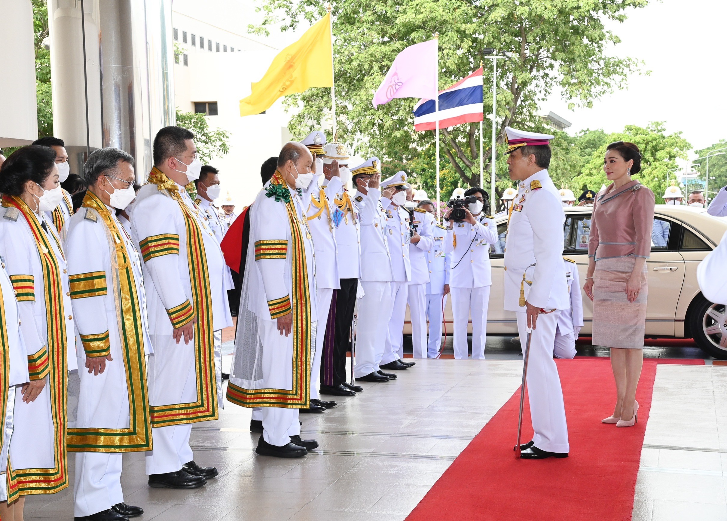 ในหลวง พระราชินี พระราชทานปริญญาบัตรแก่ผู้สำเร็จการศึกษา มสธ.