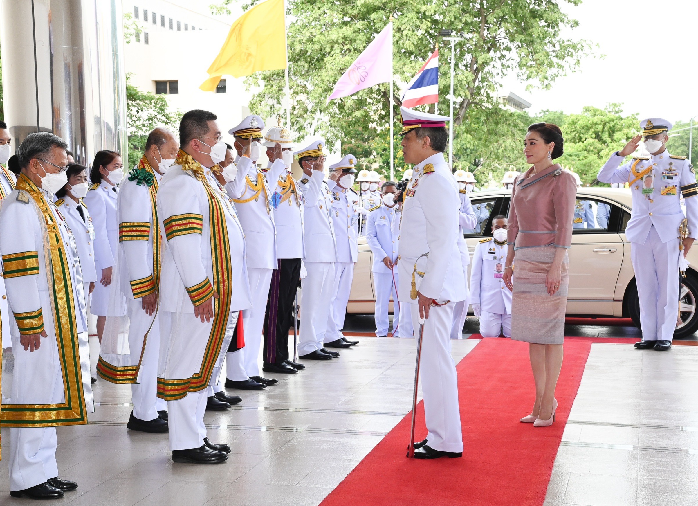 ในหลวง พระราชินี พระราชทานปริญญาบัตรแก่ผู้สำเร็จการศึกษา มสธ.