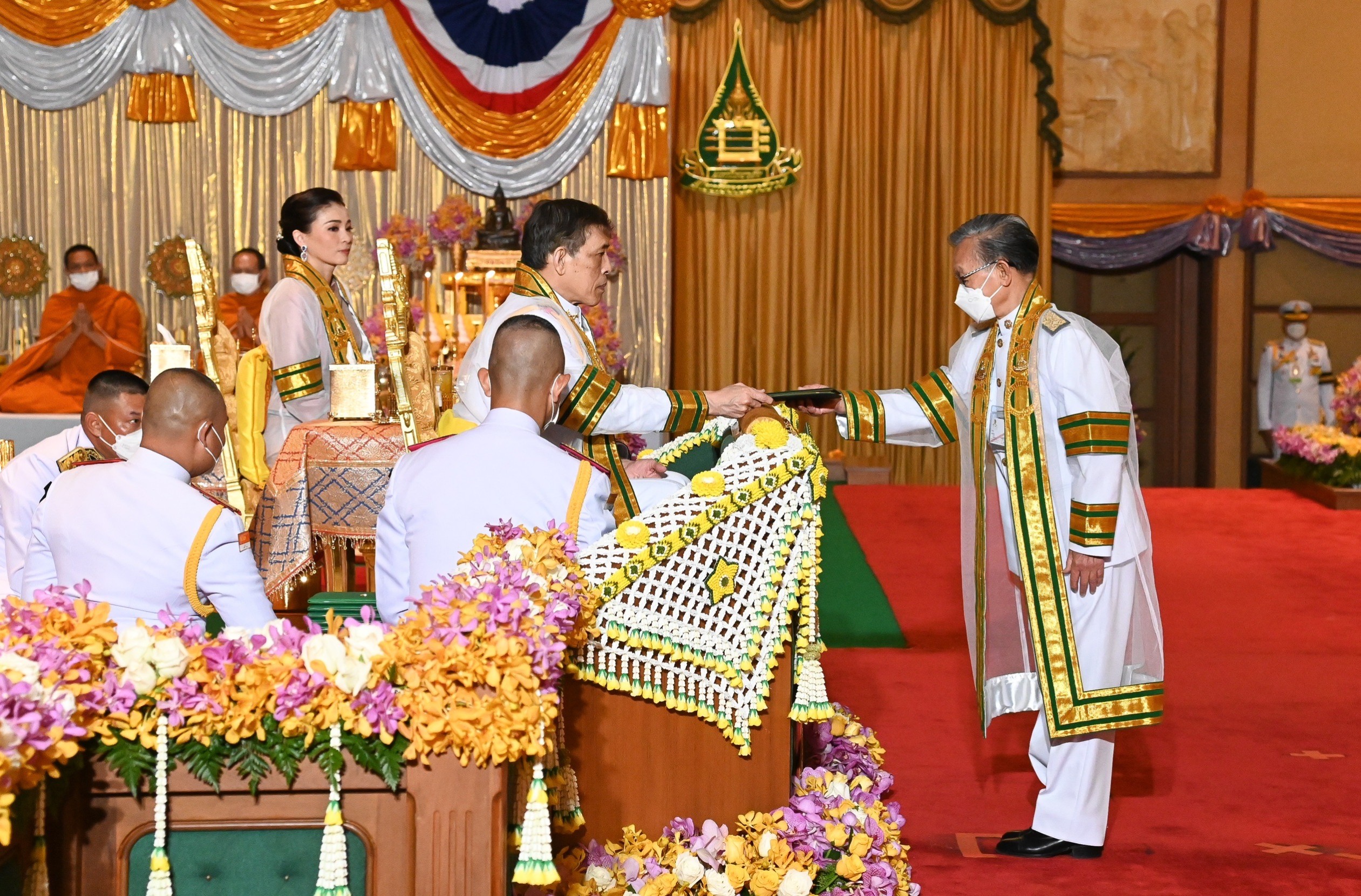 ในหลวง พระราชินี พระราชทานปริญญาบัตรแก่ผู้สำเร็จการศึกษา มสธ.