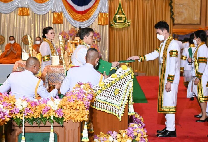 ในหลวง พระราชินี พระราชทานปริญญาบัตรแก่ผู้สำเร็จการศึกษา มสธ.