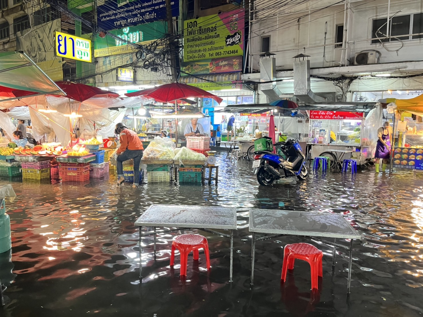 ฝนตกหนัก ทำตลาดโต้รุ่งโชคชัย 4 กลายเป็นตลาดน้ำในพริบตา
