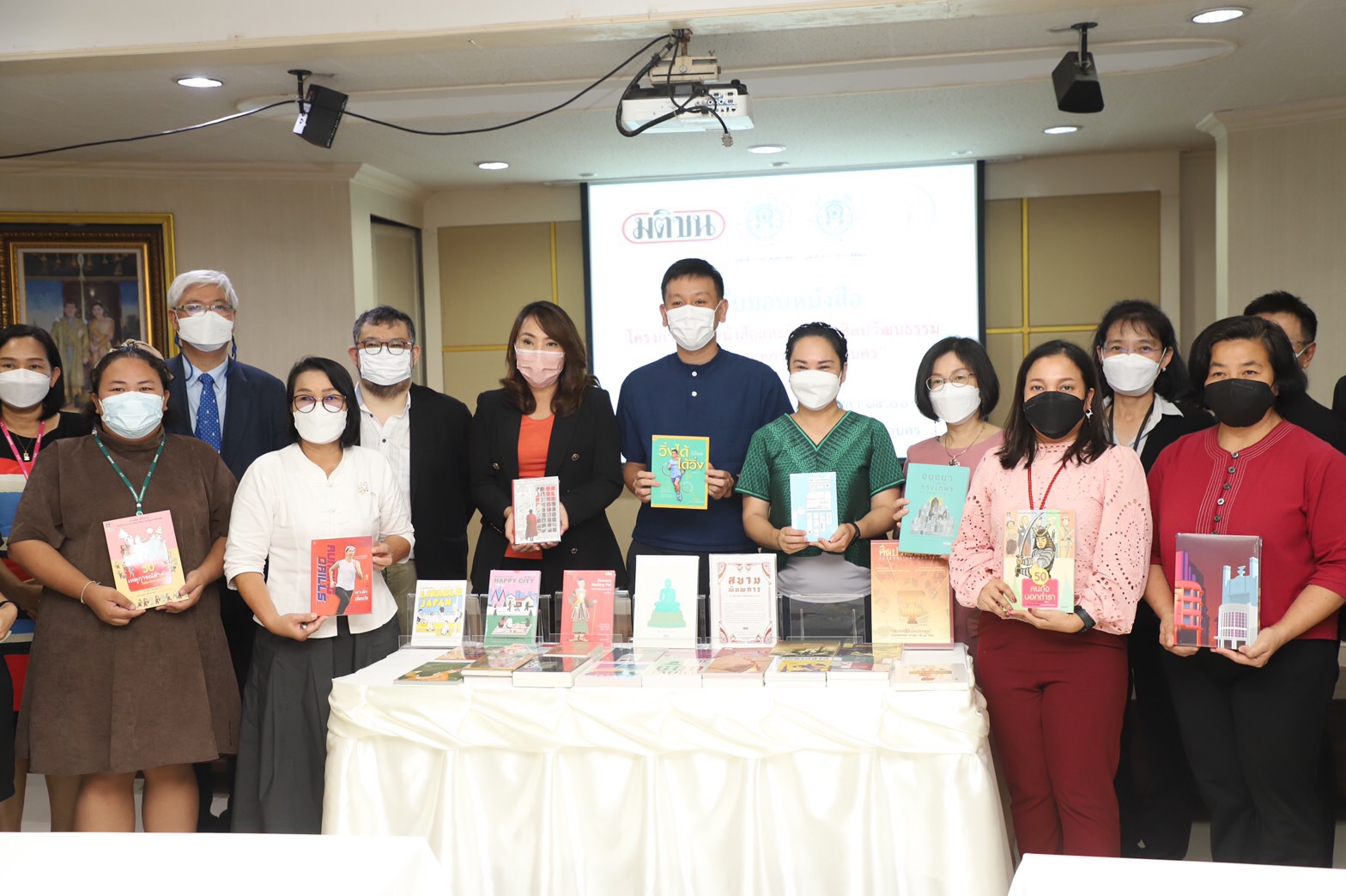 มติชน ส่งมอบหนังสือ-นิตยสารศิลปวัฒนธรรมให้ 36 ห้องสมุดในกรุงเทพฯ