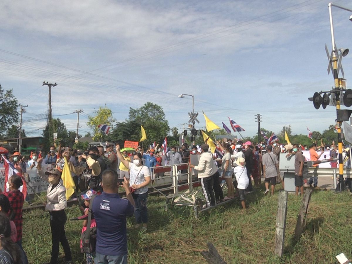 ชาวโคราช 300 คน ขวางทางรถไฟ ร้องรัฐปรับแบบก่อสร้างรถไฟไฮสปีด