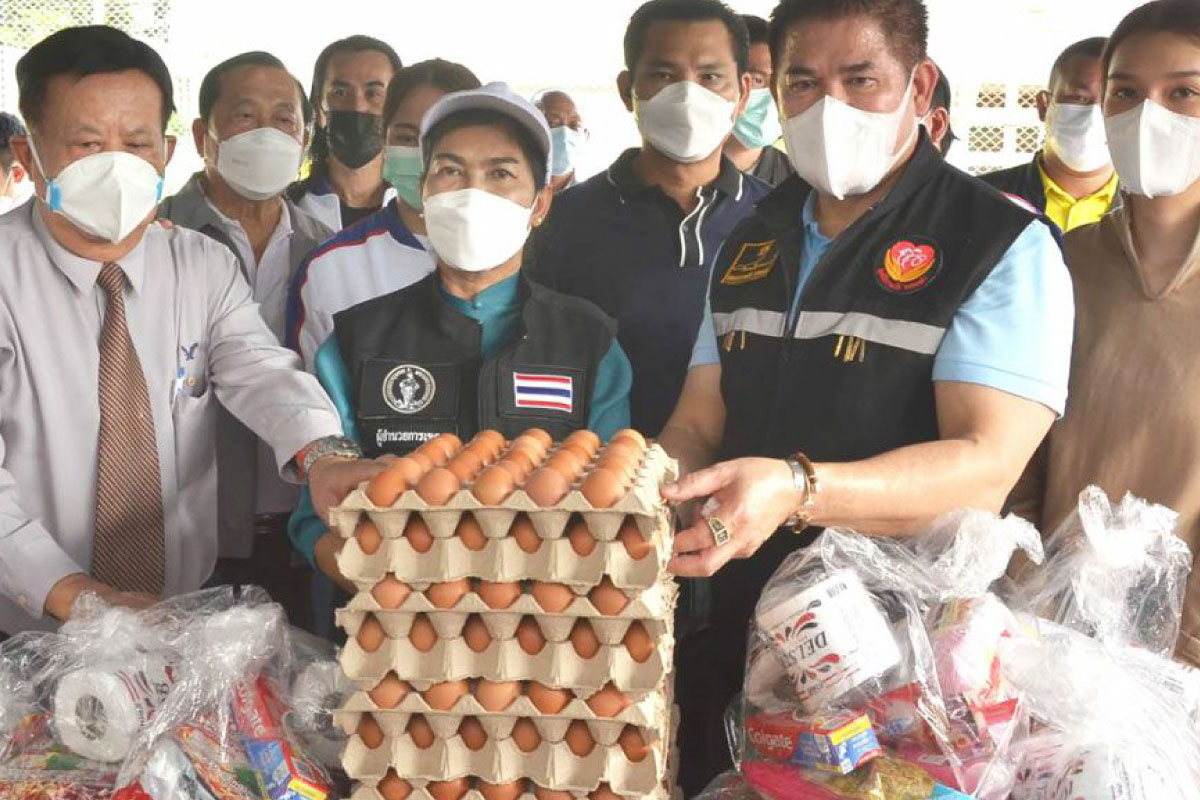 ธรรมนัสมอบถุงยังชีพชุมชนบ่อนไก่ ห่วงช่วยเหลือระยะยาว