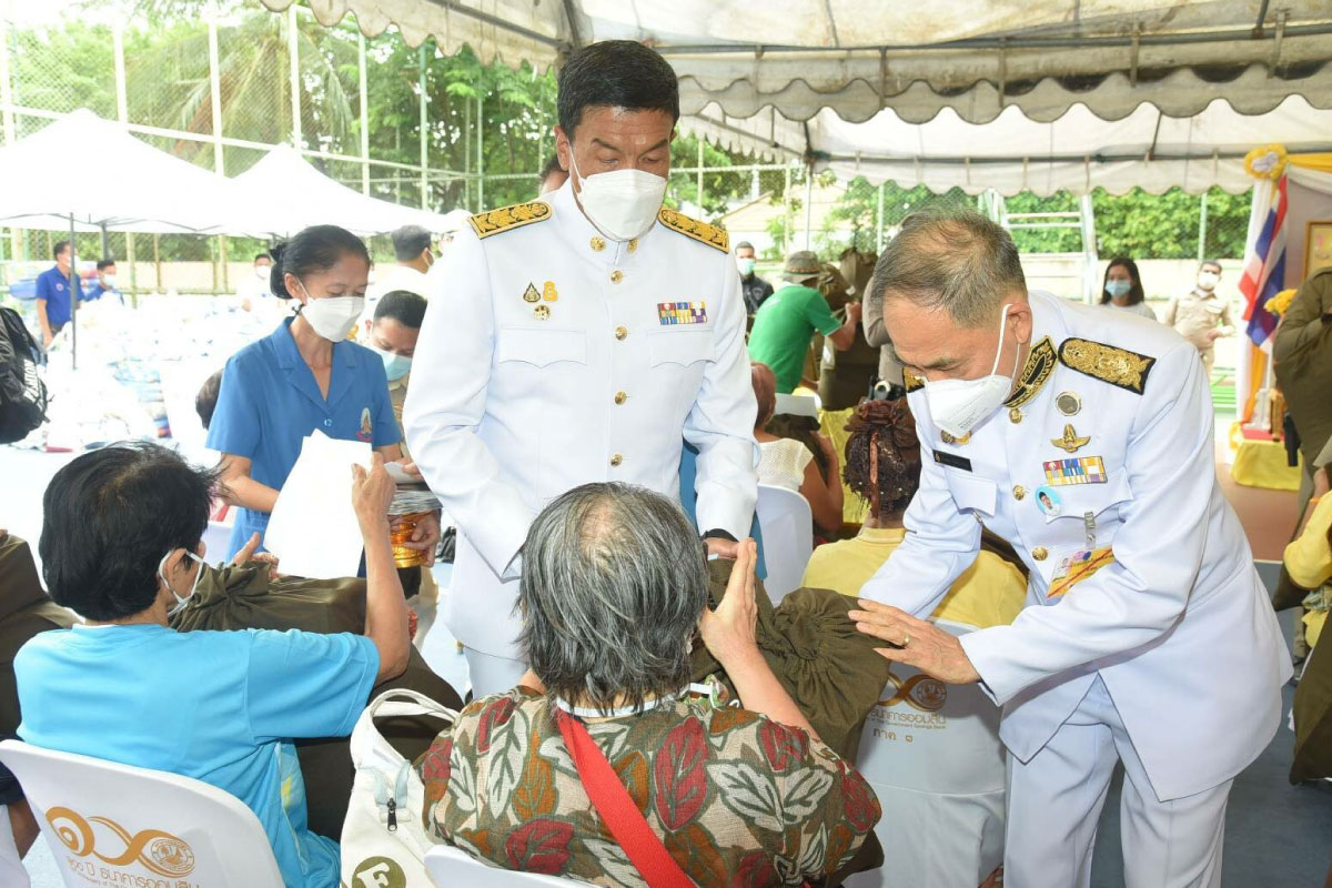 ในหลวง พระราชทานสิ่งของประชาชนผู้ประสบอัคคีภัย ชุมชนบ่อนไก่ เขตปทุมวัน
